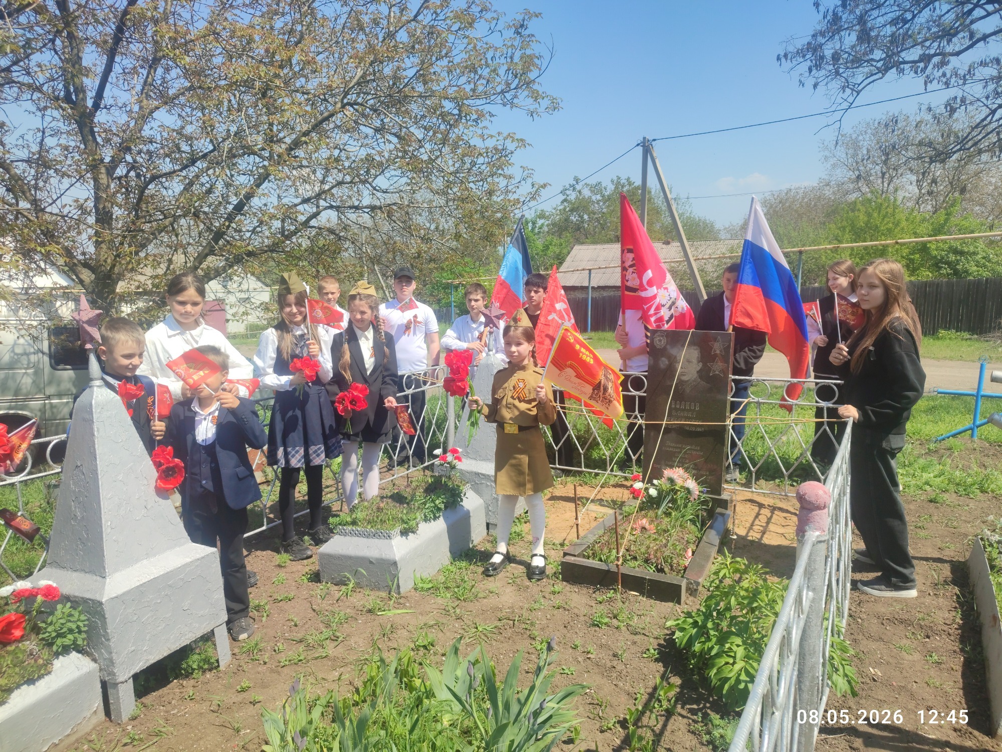 Возложение цветов на могилы солдатам,погибших в годы Великой Отечественной Войны.